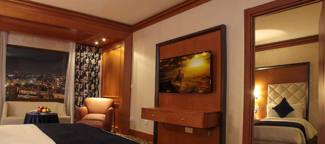 Thousand Nights Hotel Amán Exterior foto A television in a hotel room