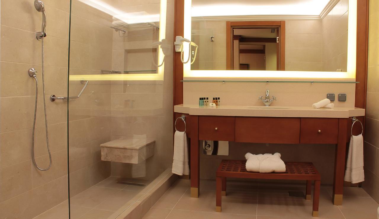 Thousand Nights Hotel Amán Exterior foto A bathroom in a hotel